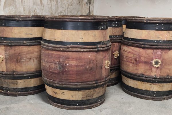 Vente de fut d’occasion avec cerclage pour décoration d'espace