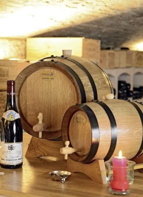 Petits futs pour dégustation dans une cave par exemple
