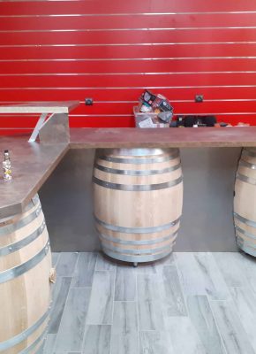 Utilisation de tonneaux pour aménager une cave de dégustation